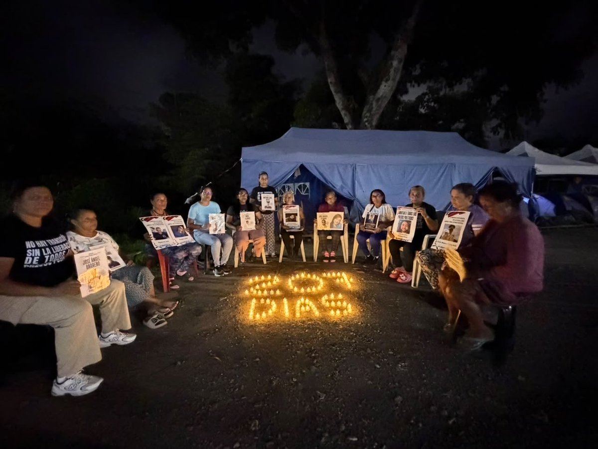 clippve's tweet photo. VIGILIA 207 | Madres y familiares mantienen su exigencia: la libertad debe estar en el centro de las conversaciones sobre el futuro de Venezuela.

Este lunes #3Ago realizaron la Vigilia 207, manteniendo una presencia que durante meses ha acompañado a sus seres queridos y exigido que todos regresen a casa.

Mientras comienzan a discutirse acuerdos sobre el futuro político e institucional del país, las familias insisten en que no puede construirse una nueva etapa dejando atrás a quienes continúan detenidos arbitrariamente por motivos políticos.

La libertad plena e inmediata debe ser una de las primeras respuestas humanitarias. Significa proteger vidas, detener el sufrimiento de cientos de familias y comenzar a restituir derechos vulnerados durante años.

Las familias piden que sus voces sean escuchadas y que las víctimas sean tomadas en cuenta. Cualquier discusión sobre democracia, reconciliación y reconstrucción institucional debe comenzar por una medida concreta: que todos los presos políticos vuelvan a casa.

Después de 207 días, siguen allí. Orando, acompañando y recordando que el futuro de Venezuela también debe construirse con libertad.

#LibertadEsHumanidad #QueSeanTodos