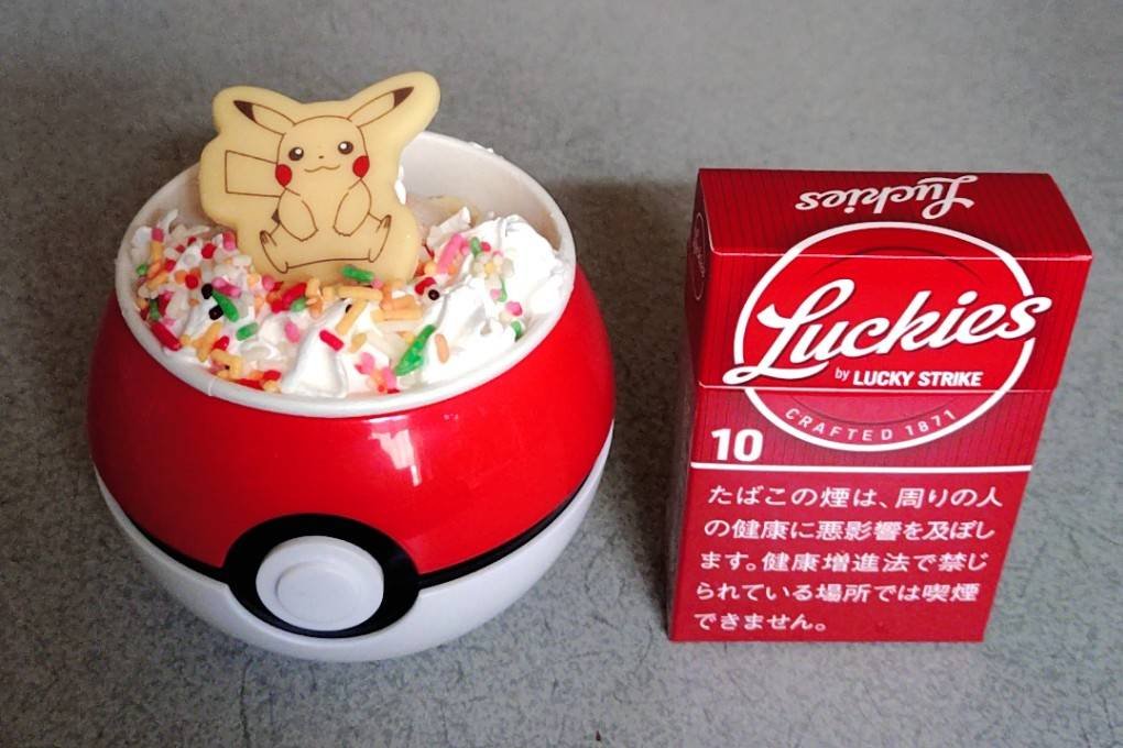 i_ukyow's tweet photo. サーティワンのモンスターボールサンデー(*´▽｀*)
隣はサイズ比較
サトシのモンスターボールよりちょっと大きいのかなぁ？ https://t.co/4zXZmcXqaF