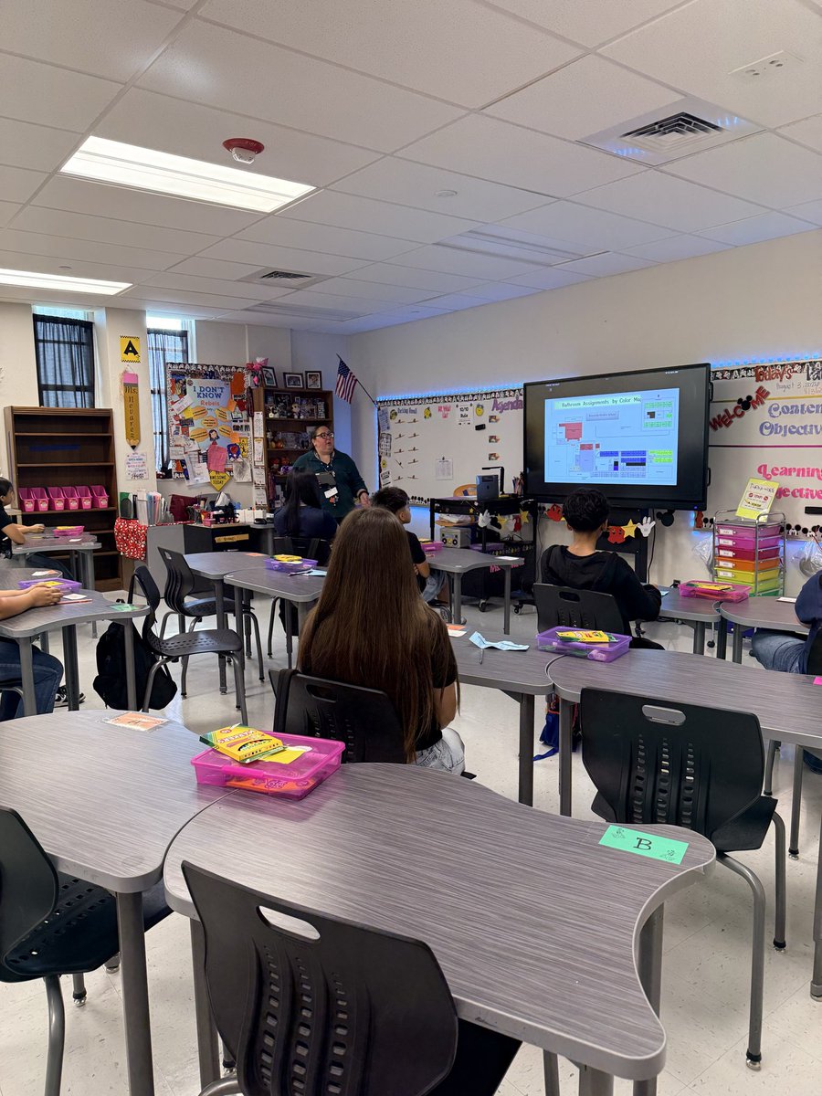 AndreaMorse26's tweet photo. A great First Day of School at The Rebellion 💙🧡 @RiversideMS1971 #WinFORtheValley https://t.co/mNU54HN2C4