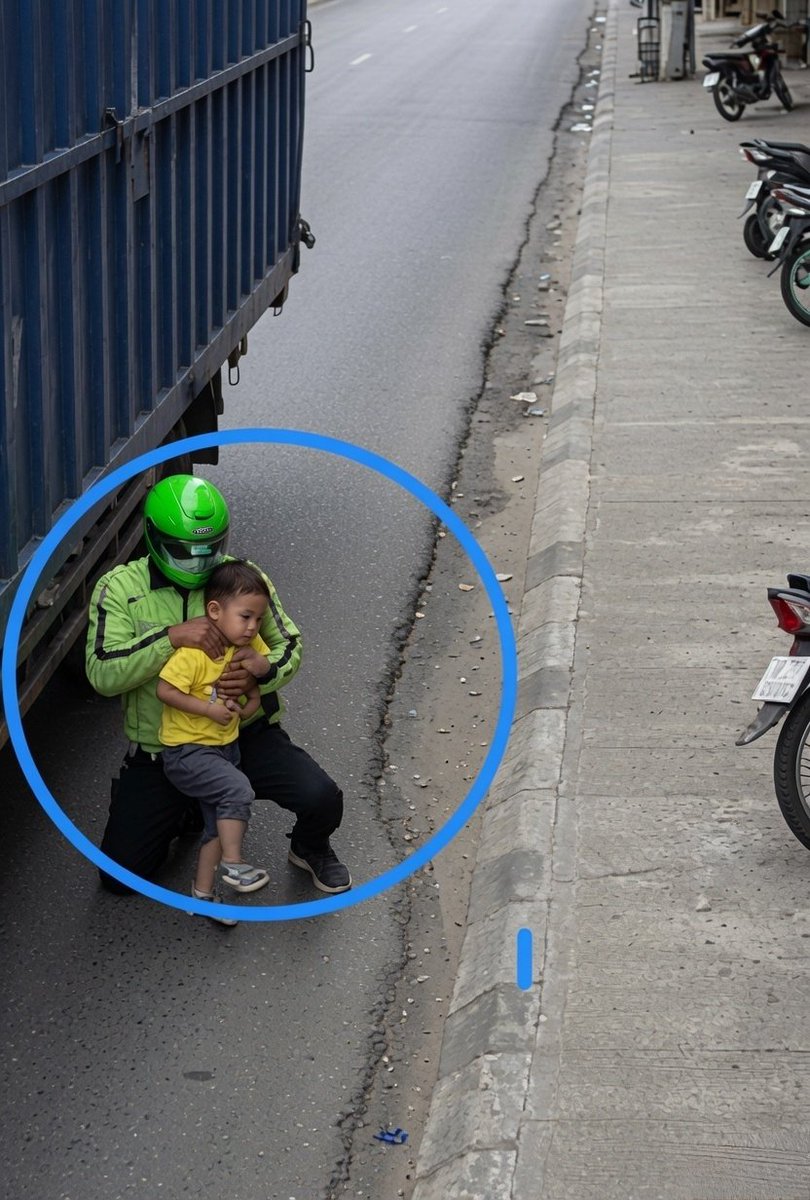 AmazingNature00's tweet photo. Sometimes, even a stranger can become an angel to someone. An innocent child was on the verge of being struck by a speeding truck on the road when a delivery boy, disregarding his own safety, rushed in and saved him. His split-second act of courage saved an innocent life. This moving video is going viral rapidly. People are wholeheartedly saluting the delivery boy's bravery and humanity.
https://t.co/OxvIw1y9vZ