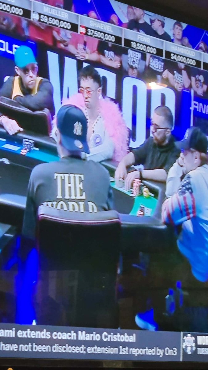 MitzuhArt's tweet photo. Watching pro poker in the background at my job and one of the players is just casually cosplaying Doflamingo https://t.co/uiFHfoNhDn
