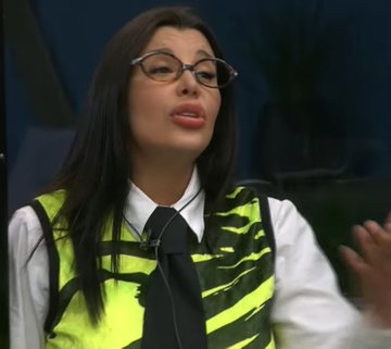 userrrrr110's tweet photo. imagínate que esta estúpida te diga NARIGONA cuando no le entra más cirugías en la carita PATÉTICA Y PELOTUDA #granhermano https://t.co/8p1Mbg6NL4
