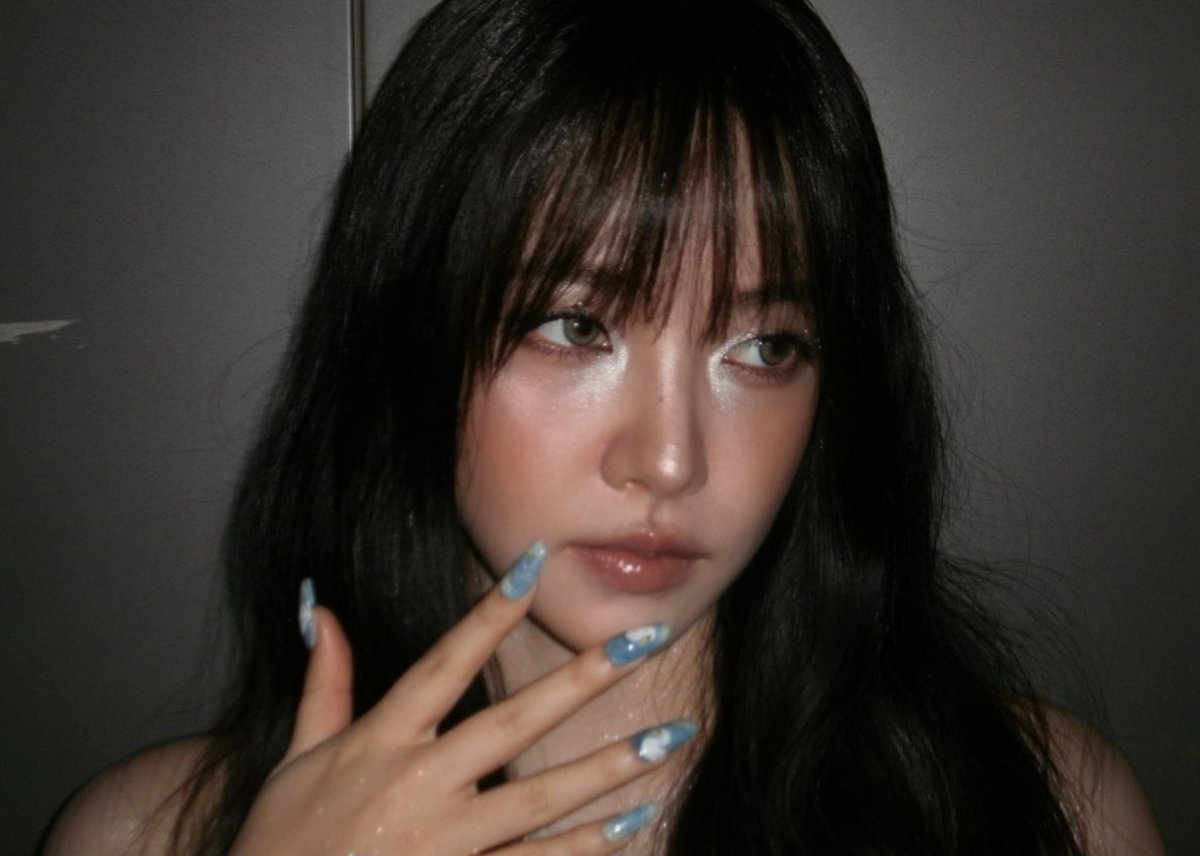 luvyrrv's tweet photo. LOOK AT HER MAKEUP EVERYONE https://t.co/cFm85oeQos