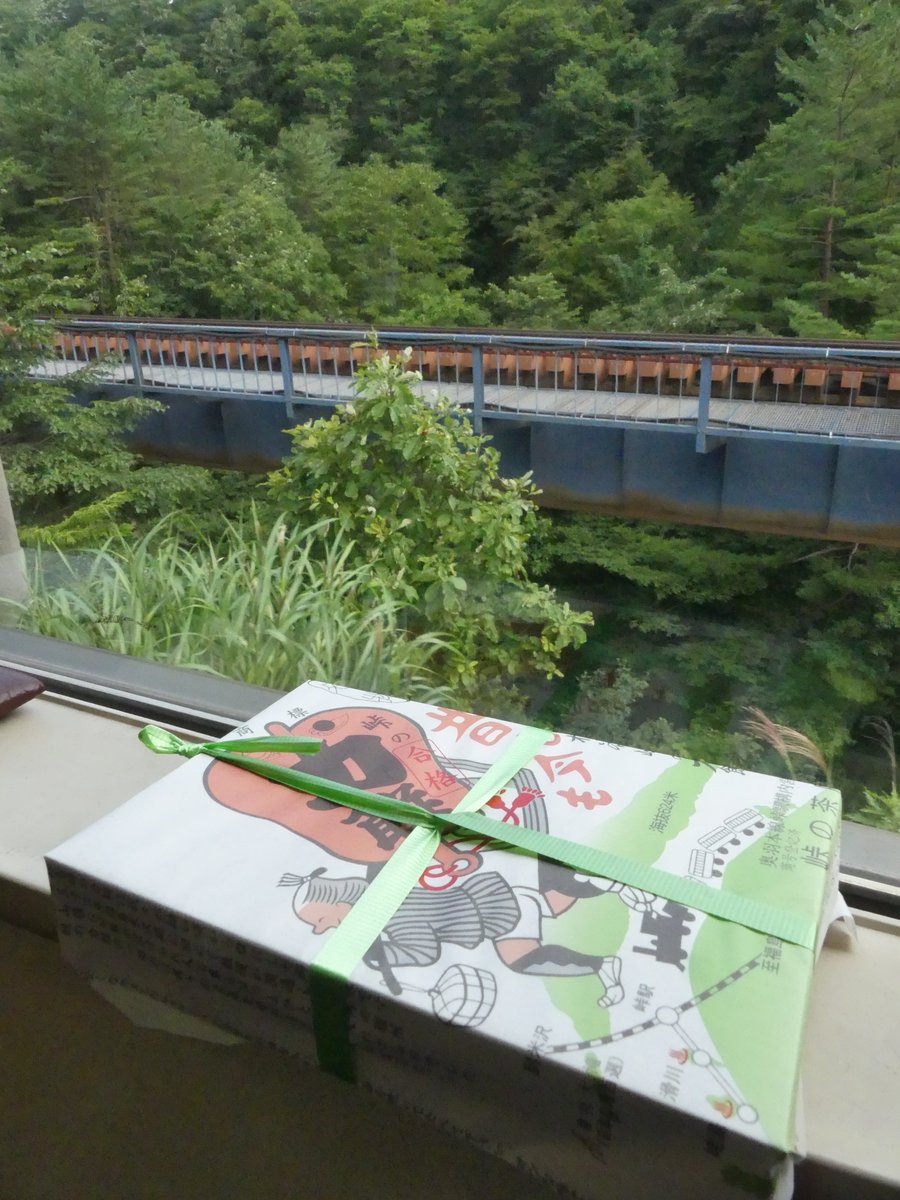 sato_opticians's tweet photo. こんにちは☀本日は定休日です。恐れ入りますが、明日以降のご来店をお待ちしております。
夏は暑くてあまり旅行しようという気分になれないのですが、今日は主に乗り鉄の旅として、南千住〜上野〜福島〜山形～仙台〜いわき〜南千住と、ぐるっと一周する行程に出ています。
福島からあえてボックスシートの普通列車に乗り換え、峠駅では名物「力餅」の立売を購入しました。一部の窓が開く、この車両も今秋には置き換えで、味気ない新型電車になることが決まっており、乗り納めです。