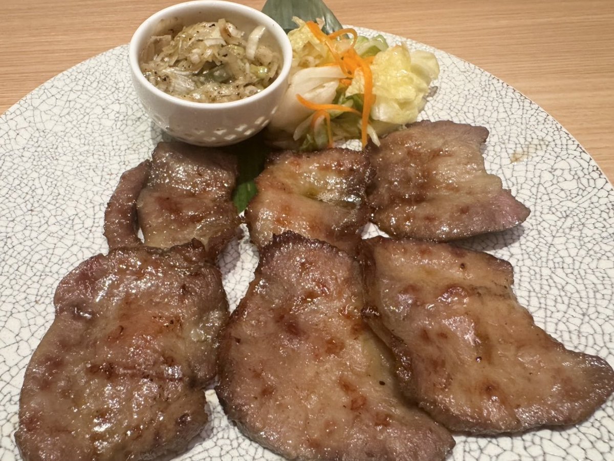 塩牛タン 牛タン塩😊 たまに無性に食べたくなります✨ ギュッとレモン🍋絞って