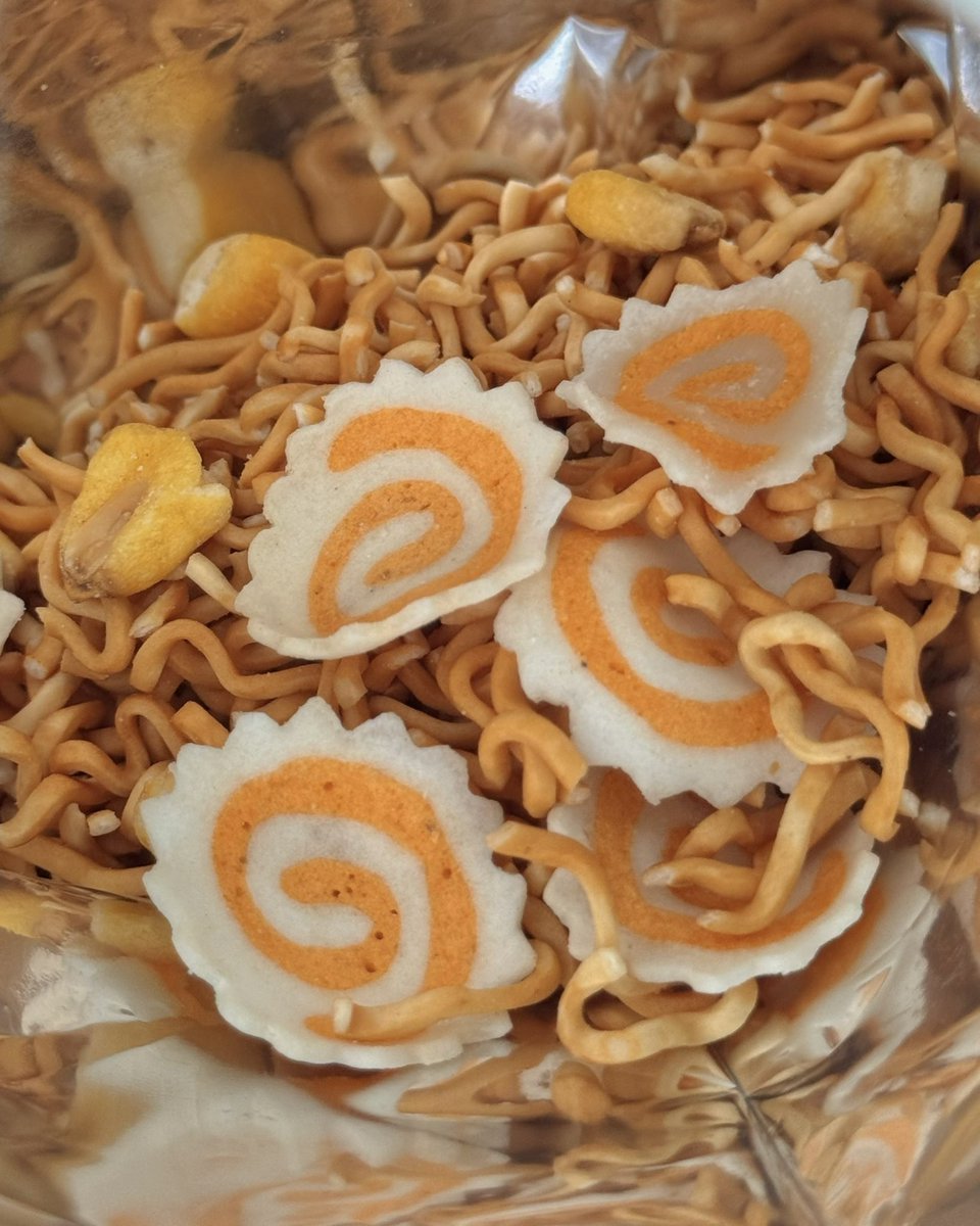 puniko___01's tweet photo. 無印の新商品ラーメンスナックなると&amp;コーン大量でサックサク味濃いめで激うま🍜 https://t.co/pcaY2aKfjD