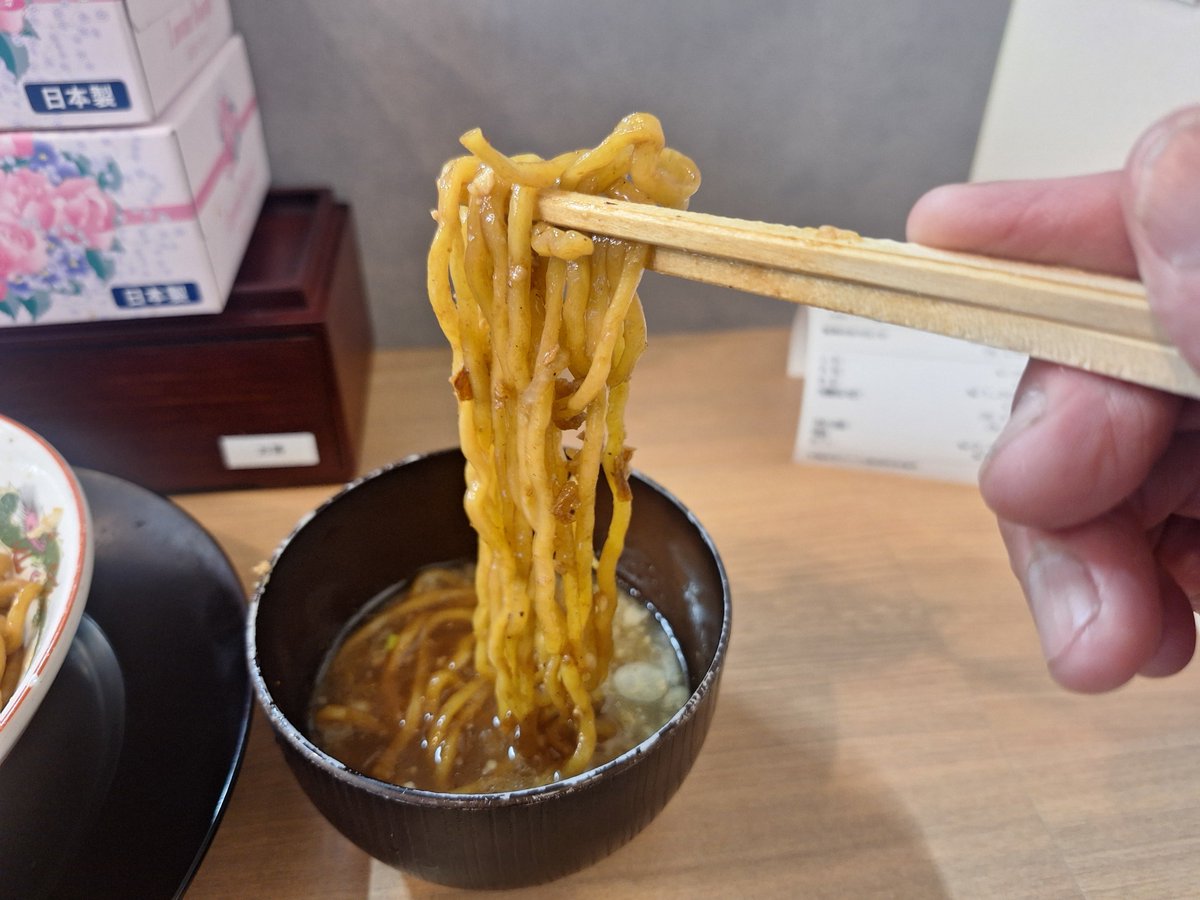 0eFeO5xJq7ijNMc's tweet photo. もう１発出たー‼️北の醤油チーホー水道橋店🍜🍥新メニュー西の汁無し＋北の醤油スープ＋🥚十六代真っ赤卵✌️麺量２００g🍜やや強めの醤油出汁タレにひき肉＋ネギを混ぜると適度な濃度のまぜそばに変化する絶妙な仕上がり👍スープにつけ麺風にして頂くと魚介の出汁感も加わり(^^)d今日も腹パン大満足😋💯 https://t.co/hbrku9fkdV