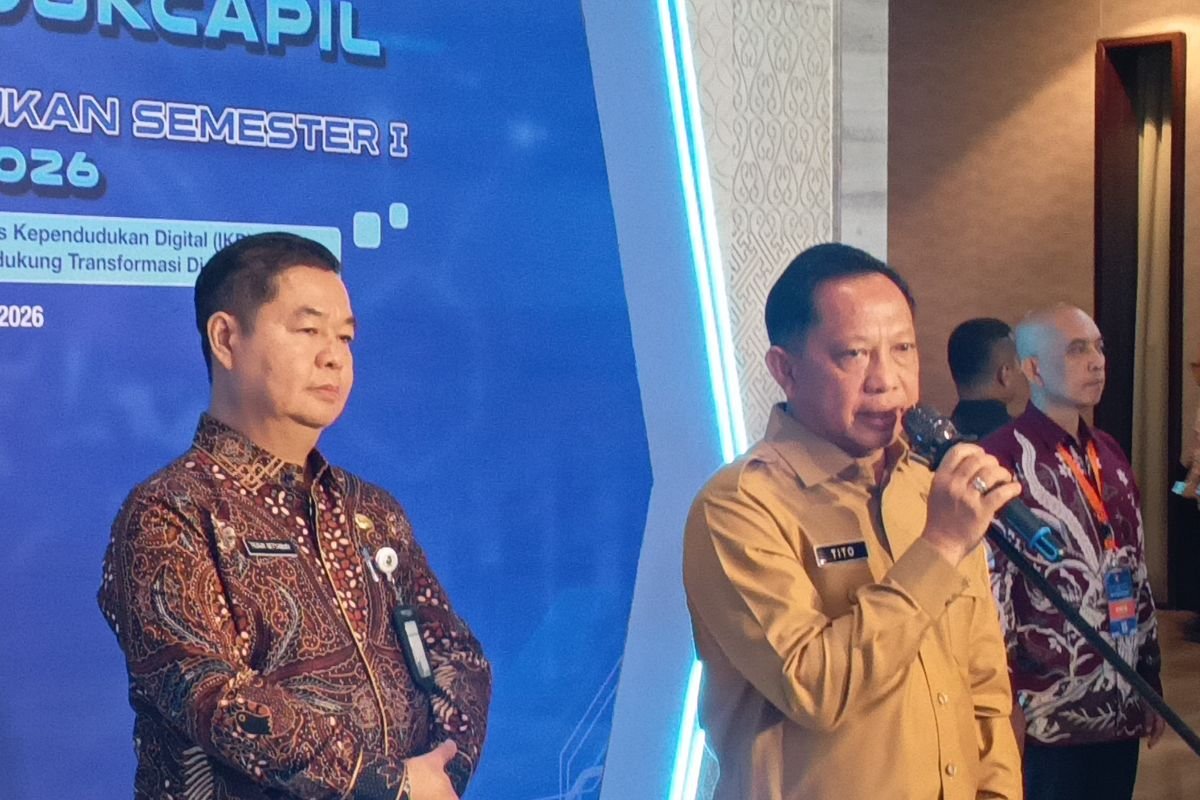 LambeSahamjja's tweet photo. tito karnavian curhat soal pendidikan :
- dia heran biaya pendidikan di jakarta mahal banget
- lebih mahal daripada singapura 
- di jakarta sekolah favorit spp 1,6 juta per anak
- kalau tiga anak jadi 4,8 juta
- belum termasuk uang jajan 150.000/hari
- buat tiga anak plus ongkos mobil sopir 4,8 juta
- di singapura dulu cuma bayar sekitar 600.000/bulan 
- dan anaknya jalan kaki ke sekolah karena ada sistem zonasi digital
