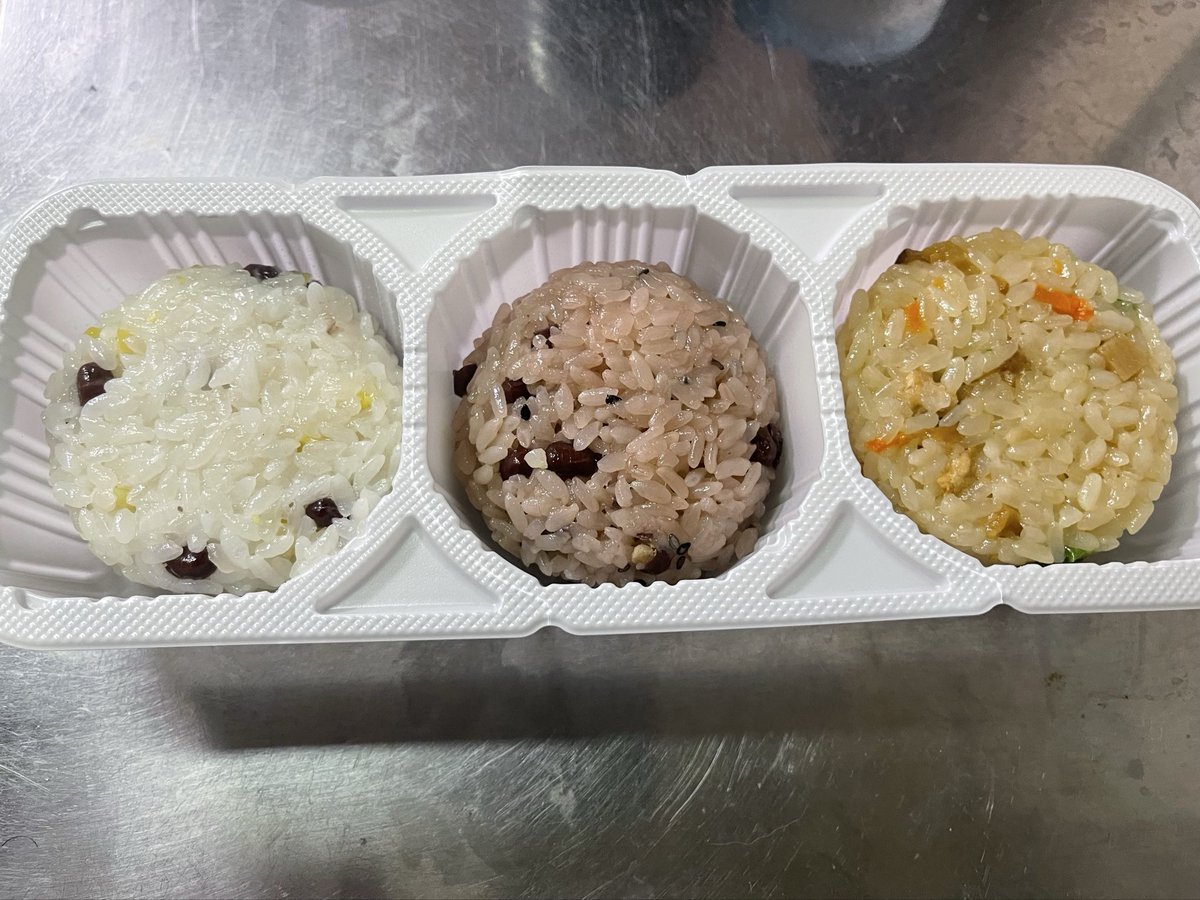 GunmaYakiman's tweet photo. 昨日の晩飯は冷凍おこわ3種と味噌汁でした。 https://t.co/GdOiqWhzZq