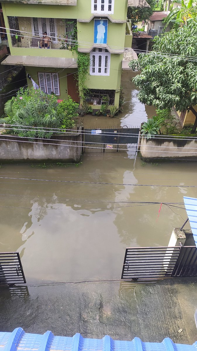 EmpwlDaimary's tweet photo. 😩😩 Guwahati mei to sirf aise hi paani hota hai https://t.co/2YYBrCEQZE