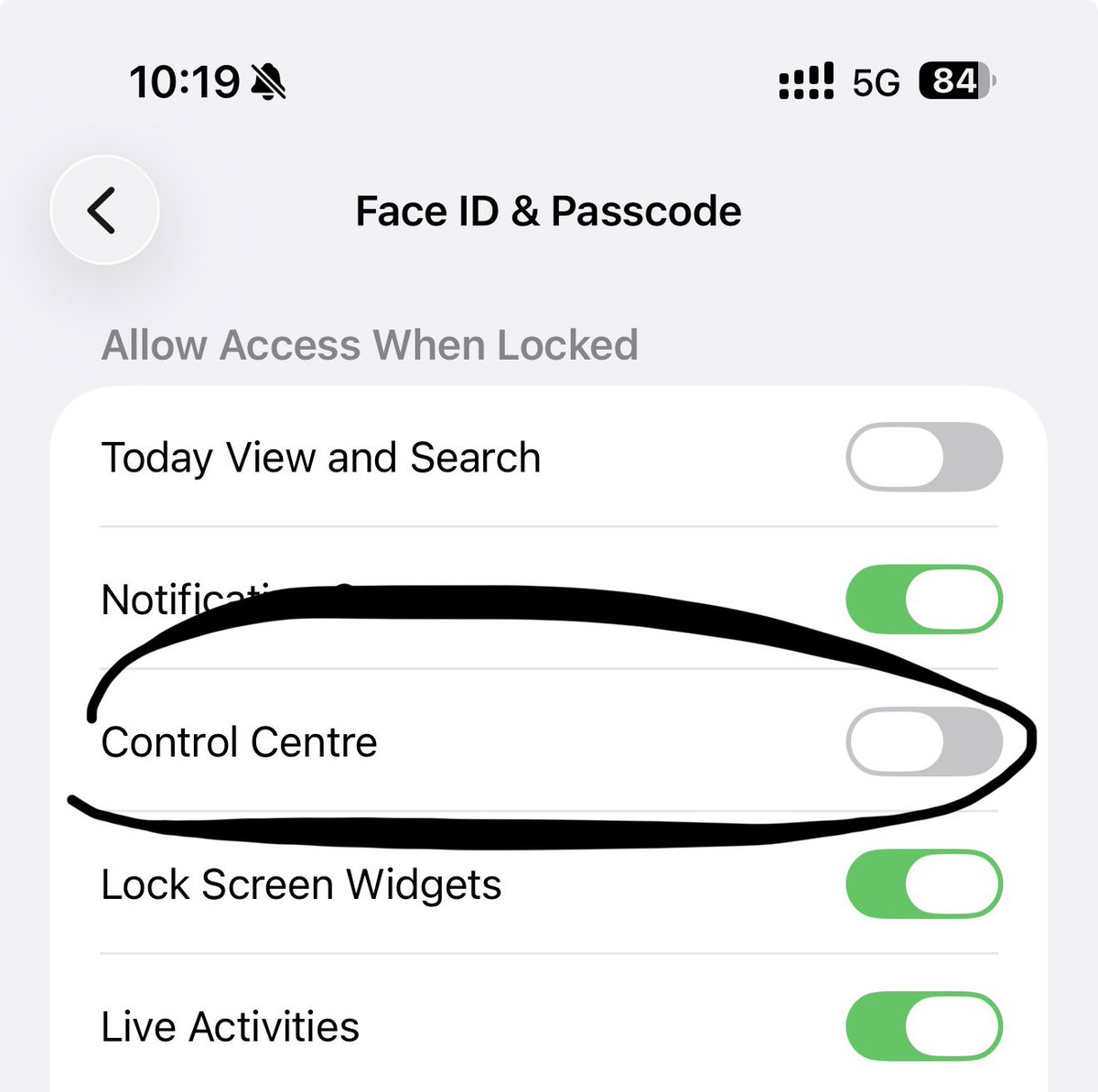 AikIsTweeting's tweet photo. @IMaxMuffin โอ้ น่ากลัวอะ ได้มีปิด control center ไม่ให้ใช้เมื่อล๊อคจอมั้ยฮะ ถ้ายังทำได้นี่คือโคตรอันตรายเลย https://t.co/NFnndJnSTh