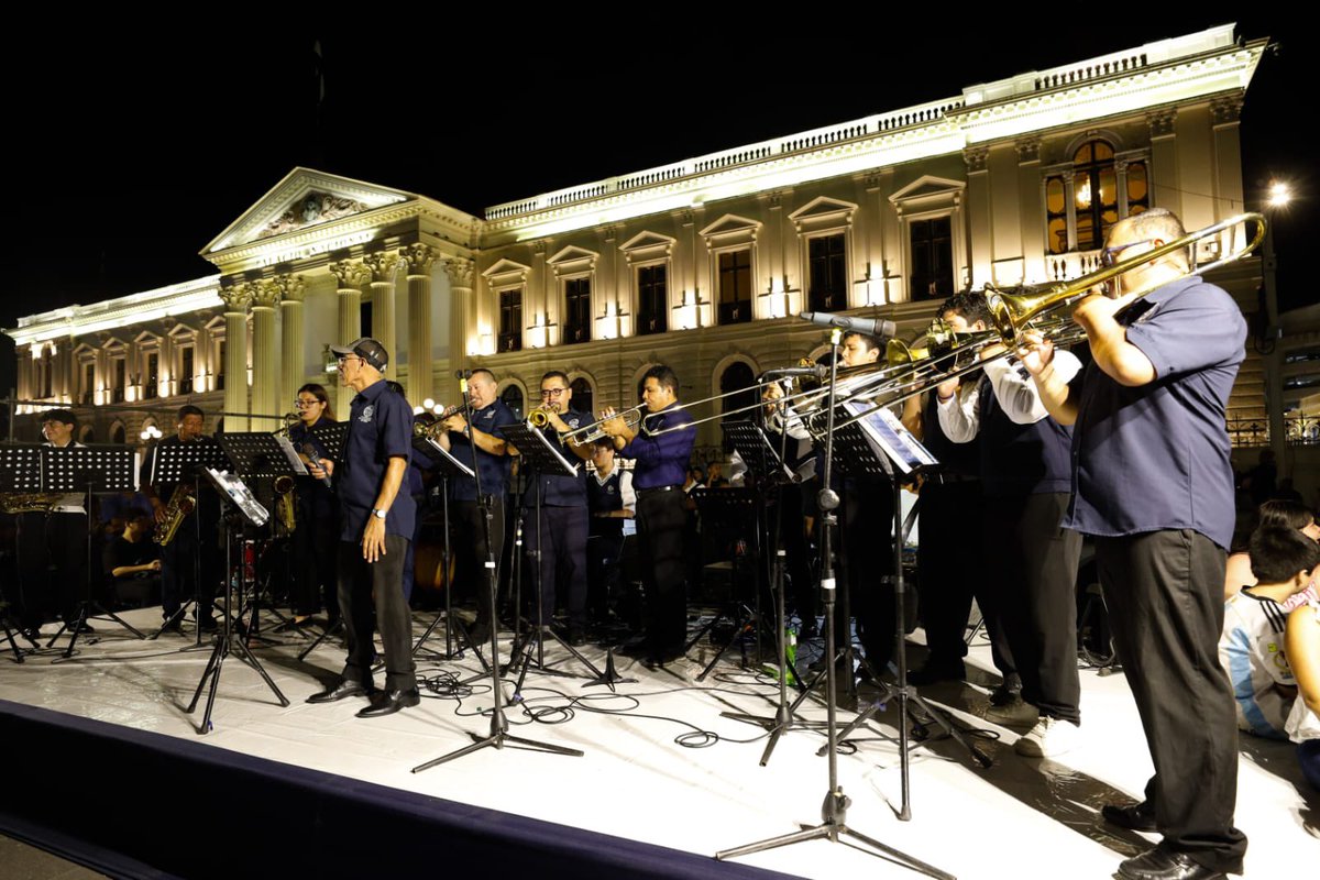 PNCSV's tweet photo. 🏛️Centro Histórico, San Salvador

Así se despidió el tercer día de las Fiestas Agostinas con un ambiente lleno de música, gracias a la Orquesta de San Salvador.

La seguridad policial permite que nacionales y extranjeros prefieran la capital.

#PlanControlTerritorial https://t.co/2m4ni0QIOV