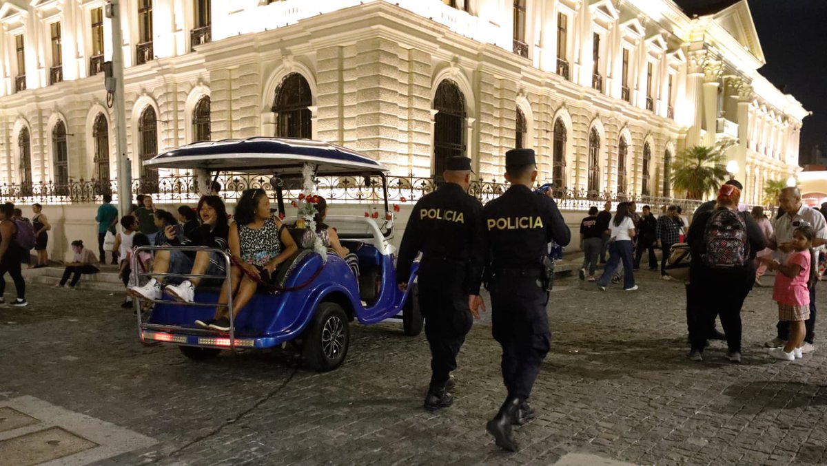 PNCSV's tweet photo. 🏛️Centro Histórico, San Salvador

Así se despidió el tercer día de las Fiestas Agostinas con un ambiente lleno de música, gracias a la Orquesta de San Salvador.

La seguridad policial permite que nacionales y extranjeros prefieran la capital.

#PlanControlTerritorial https://t.co/2m4ni0QIOV