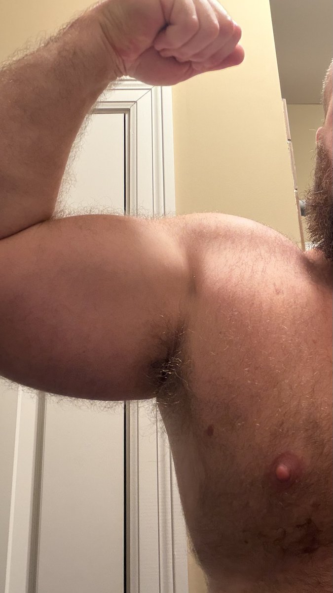 swolling_flyguy's tweet photo. @Johnsmithtdbv Lagging bad. Triceps are better.  I’ll post again post lift. https://t.co/haGCFAo7DP