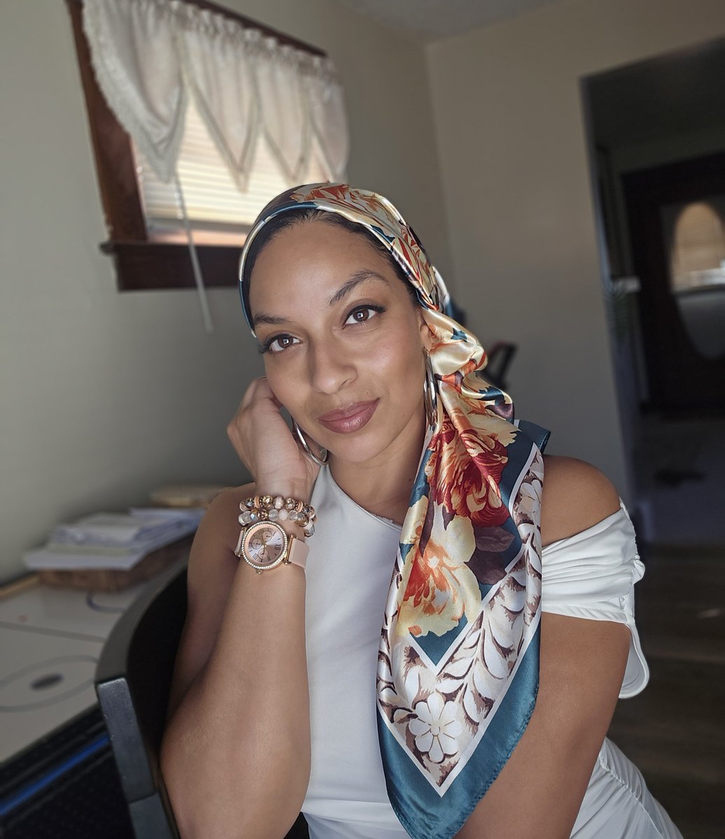 DjCheviRed's tweet photo. She's foreign...but the Universal language she speaks is TRUTH 💯💋 #afrolatina #fashion #trending #instagood #monday #bossbabe #marketing #BrandStrategy #boxing #ringannouncer #media #boxingtalk #model #fashion #trending https://t.co/diBLwShPWM