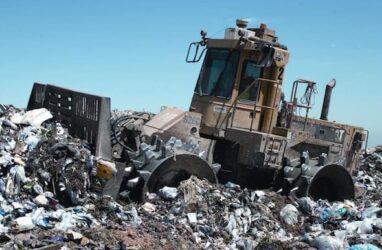 SolarFred's tweet photo. “A very real risk of breaking:” Councils demand solar recycling as they face avalanche of panels into landfills #energysky -- via Renew Economy: https://t.co/kCFssDe7KA https://t.co/lj0SC75Noe