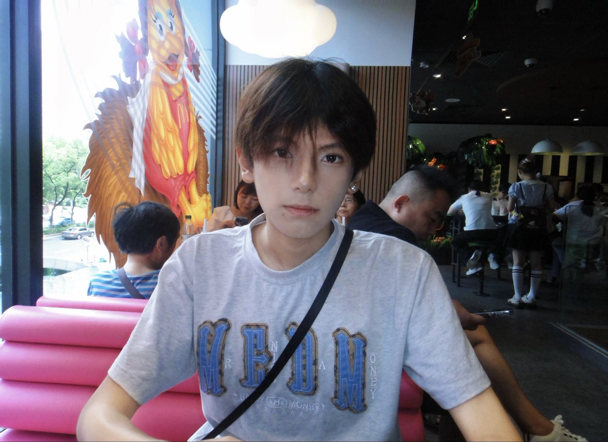 Xx28gus's tweet photo. 释放出一张
虽然那天头发太长了很丑
但是那天真的很开心👼🏼 https://t.co/nyaRbrdOJU