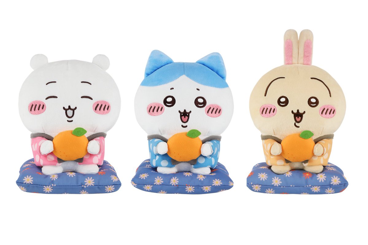 chiikawa_info's tweet photo. 【新商品情報】

2026年12月中旬発売予定の「エニマイくじ ちいかわ」のぬいぐるみが公開されました☺

ちいかわたちがみかんを持って座布団におすわり🍊今回はどんなテーマになるでしょうか？

エニマイくじ公式HP⇩
🔗https://t.co/lbgWJEM6vU https://t.co/C1HomZsOGk