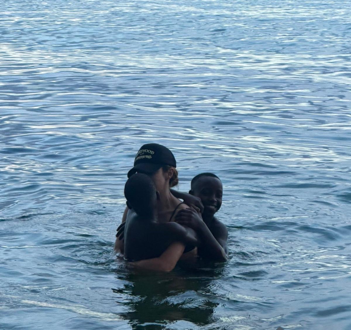 shakiracarla's tweet photo. me encanta que Shakira no solamente llevó a los niños de Uganda a bailar con ella en el mundial, sino que estuvo tiempo con ellos, los paseó y les dió experiencias. 

Ella no los utilizo para la cámara, les dio lecciones de amor. Grande Shakira https://t.co/kb6oFO20bx
