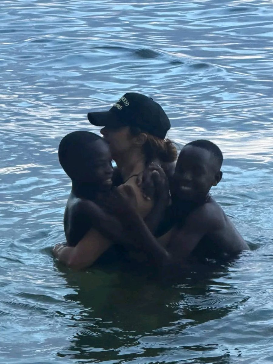 shakiracarla's tweet photo. me encanta que Shakira no solamente llevó a los niños de Uganda a bailar con ella en el mundial, sino que estuvo tiempo con ellos, los paseó y les dió experiencias. 

Ella no los utilizo para la cámara, les dio lecciones de amor. Grande Shakira https://t.co/kb6oFO20bx