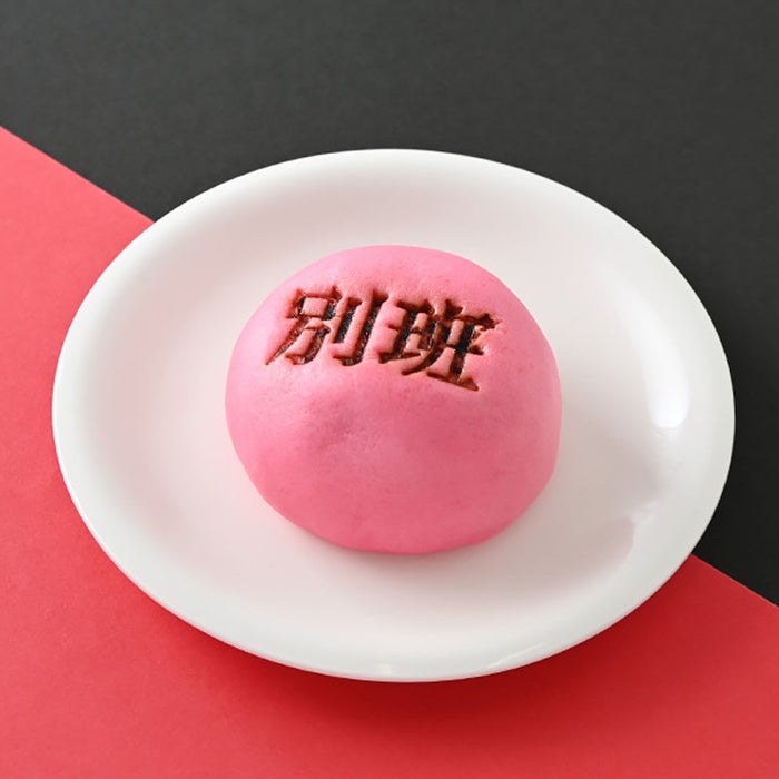 modelpress's tweet photo. 「VIVANT」別班饅頭がファミマに！✨
青空×砂漠デザインのソックス＆ハンカチも

限定コラボアイテム8月7日～順次登場
https://t.co/NgJjDZVi6I

別班極秘グミ、ポテトチップスなど関連製品も展開

#ファミリーマート https://t.co/d0uTFIICrs