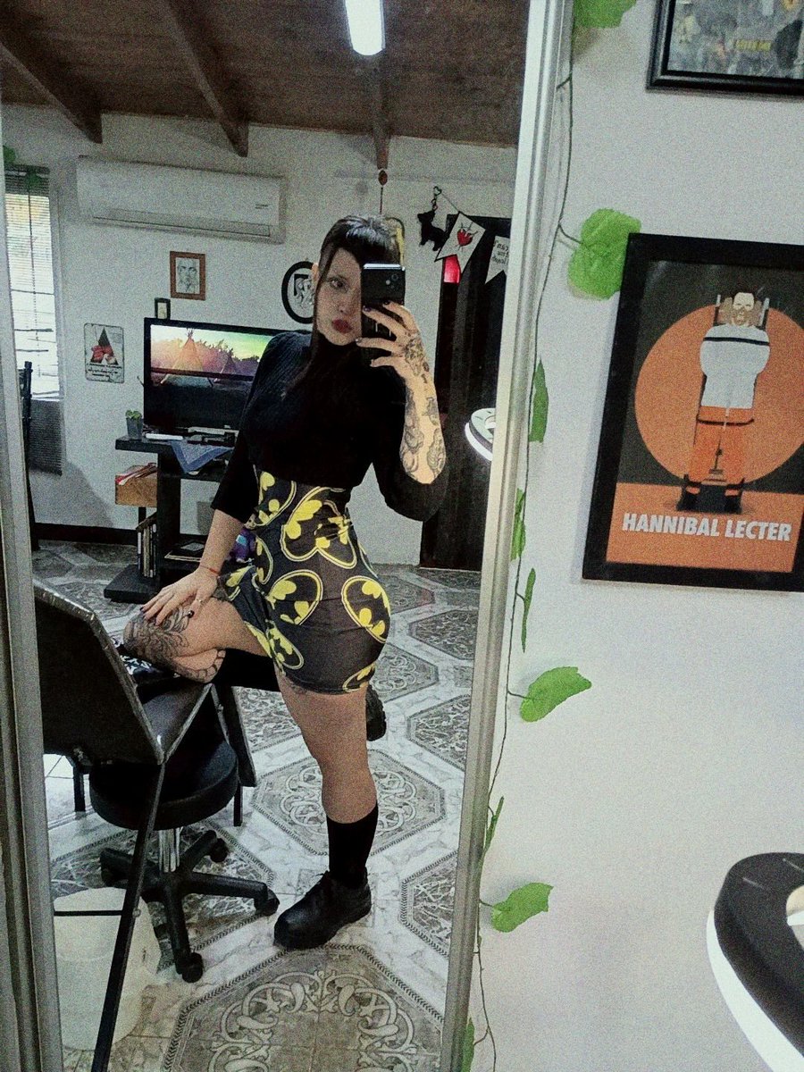 Bremalien's tweet photo. una vez me separé por culpa de este vestido jajajajajaj https://t.co/q7BPHCy0JK