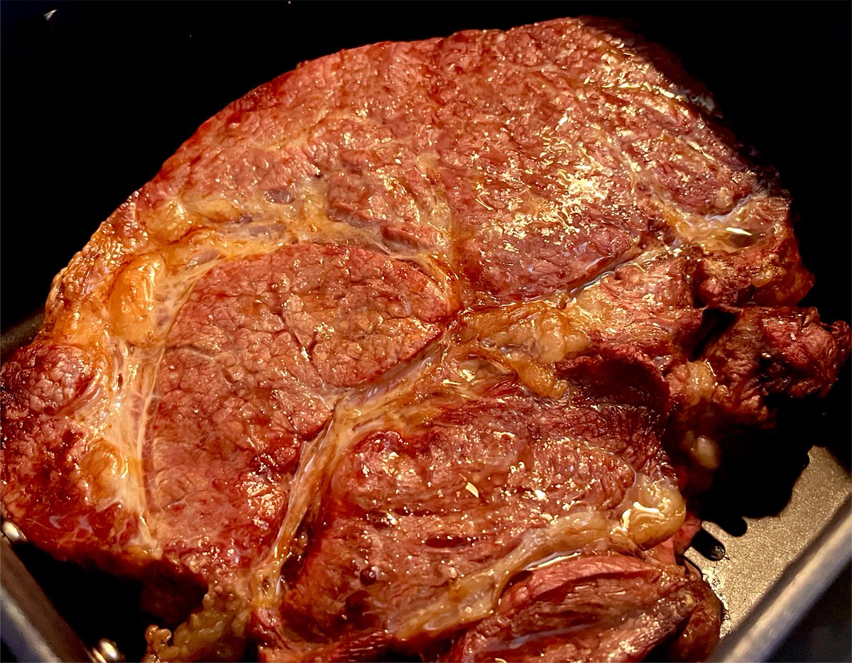 billion_lux's tweet photo. 1kgの肉をフライヤーで焼いてる https://t.co/i15lwFTbP2