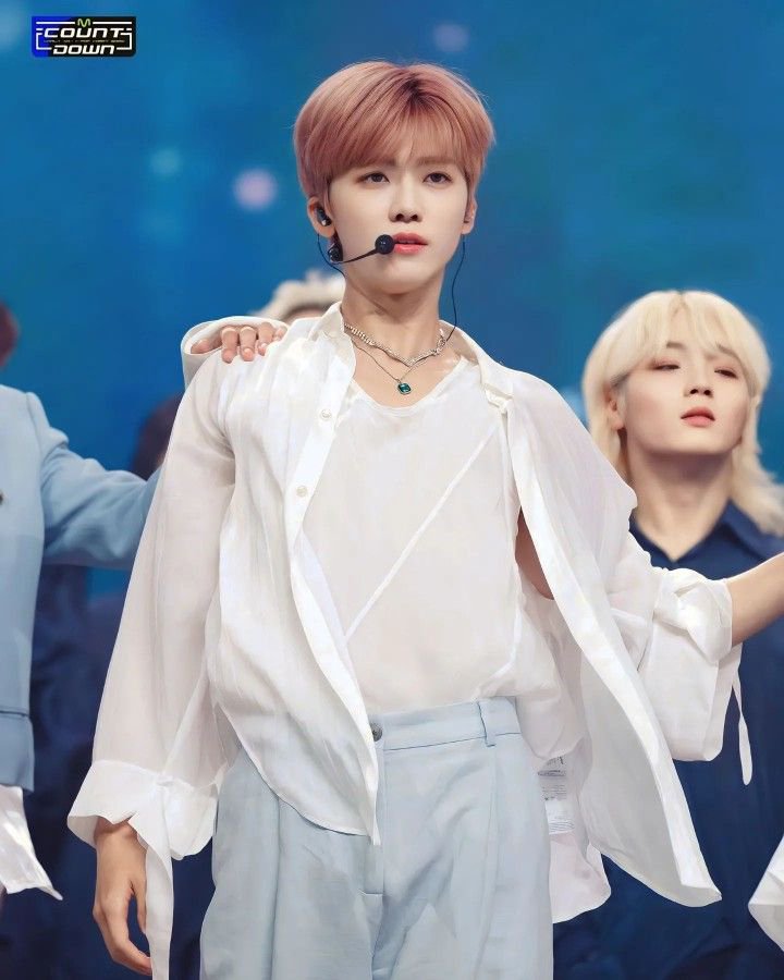 writernomin's tweet photo. he looks pretty and pregnant 👉👈 🙌 https://t.co/uY45KOzk8D
