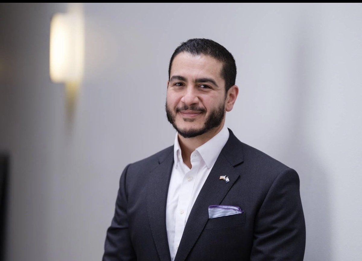 BandarDawsi's tweet photo. اليوم، في ولاية ميشيغان يصوت الناخبون الديموقراطيون على مرشحين الأول المرشح التقدمي اليساري الإخواني عبدالله السيد والمرشحة الثانية هايلي ستيفنز وهي ديموقراطية وسطية أقرب إلى المؤسسة التقليدية ، عبد الله السيد يتقدم بعشر نقاط عن المرشحة الوسطية وهو مرشح للفوز .. 

لكن لكن 

إذا فاز عبدالله سوف يواجه المرشح الجمهوري مايك روجرز الذي يتقدم على عبدالله السيد في استطلاعات الرأي …وبالتالي قد قد يتحول مقعد مجلس الشيوخ في ولاية ميشيغان إلى الأحمر نظرا لأنه المعتدلين وحتى الوسطيين الديمقراطيين لن يصوتوا لمن يتبنى الشيوعية ومن الإخوان المسلمين. 
وبالتالي سوف يعتبر فوز روجرز شبه محسوم وسيكون أول جمهوري من 26 عاما ينتزع مقعد حاسم في مجلس الشيوخ في ولاية ميشغان المتأرجحة .. 

وسلامتكم