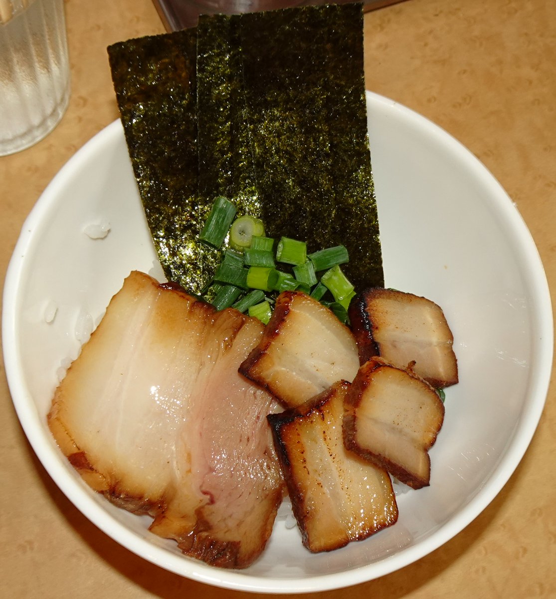 uradeka1's tweet photo. 今日のランチは「KOMUGI」(弓の馬場)で「エビタマ」(1000円)。
エビの香り豊かなエビ油が入った出汁と、そのまま食べても美味い自家製麺の組み合わせ。
底にカリカリ小エビが隠れているので、まぜまぜするとエビ度UP！
麺を食べ終わったら残ったお出汁をチャーシューご飯とフュージョンさせ完食完飲♪ https://t.co/3PbAcNO3q6