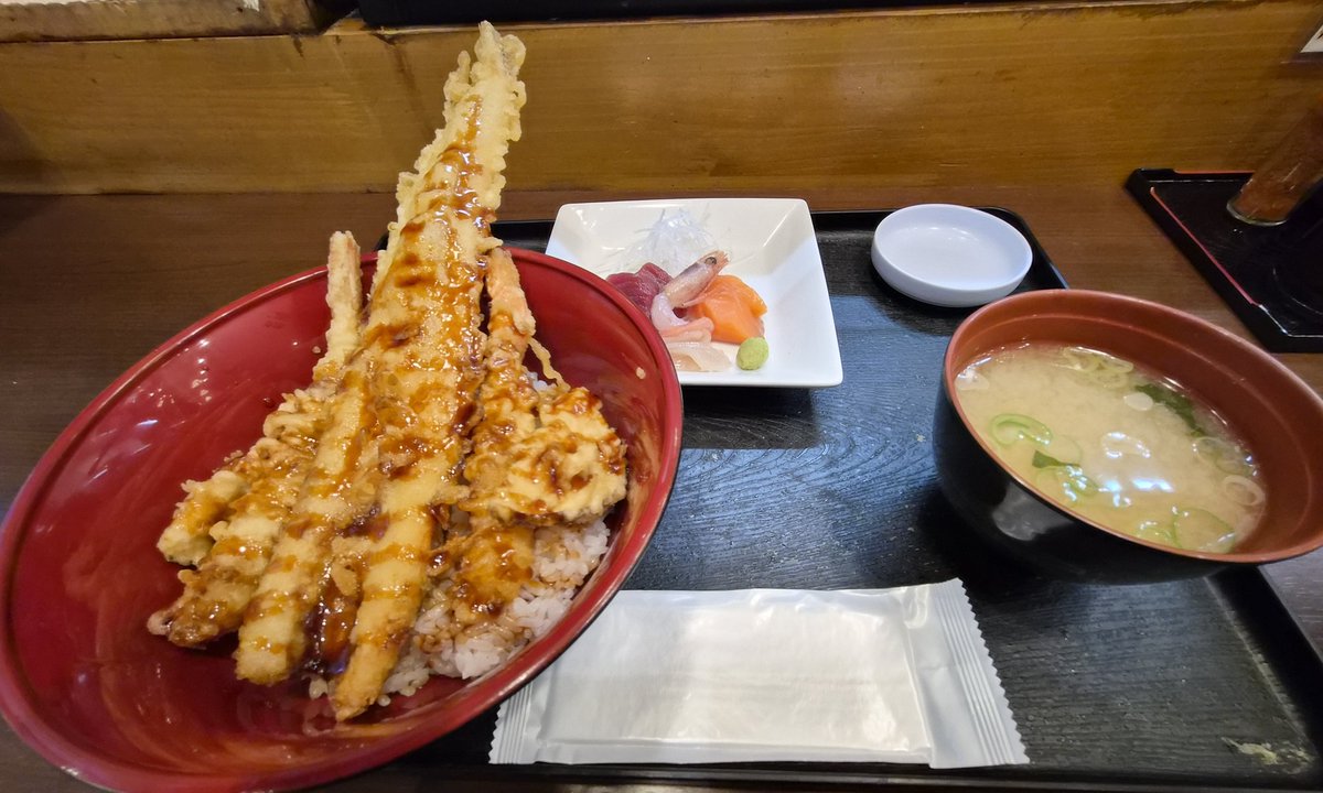 eve_at's tweet photo. 小樽来たので新南樽市場で昼飯
穴子海老天丼と刺身セット https://t.co/tpg8ChZcfh