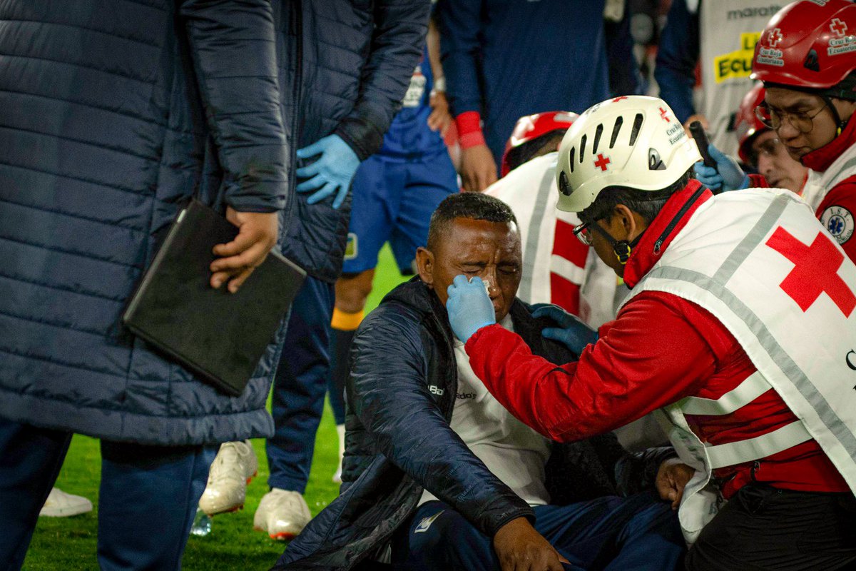 DelfinSC's tweet photo. Rechazamos profundamente los actos de violencia injustificables cometidos contra nuestra delegación.

El fútbol es pasión y respeto, jamás un espacio para la agresión cobarde. Condenamos cualquier acto que atente contra la integridad de nuestros jugadores y cuerpo técnico. https://t.co/n6hGIX2vZK