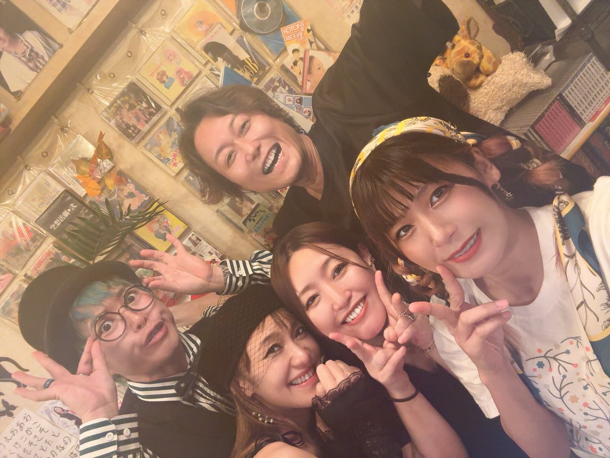 naoki_j200's tweet photo. 金曜日FI5VE
初めての女子達とおなじみのタクトくんと
なかなか他では会わないメンツとのライブも楽しいね😆

特にタクトくんとは初めてみっちりと話した
オモロいヤツだ‼️

次回FI5VEは10/9！

@crayon_yuchi
@naoki.gibsonj200
@heana_music
@tact_0502
@Haruka_1005 https://t.co/3PTGJUcrDh