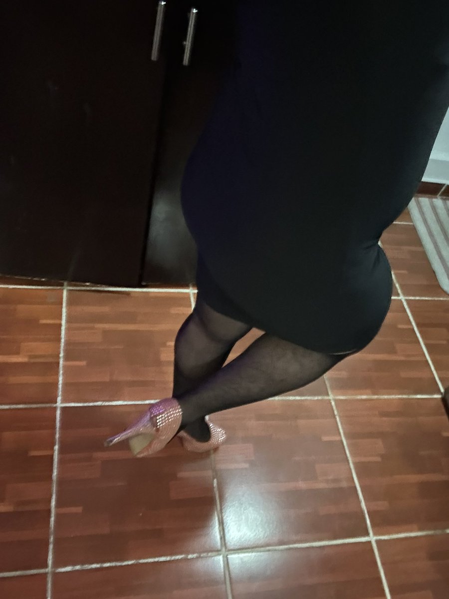 LuciaCd1227417's tweet photo. Hay alguna chica por aquí a la que le gusten las piernas gorditas y los tacones brillantes tanto como a mí?
Si es así… mándame mensaje 😏

#sissy
#transméxico 
#zapatillas
#medias 
#tuputa
#bisexual 
#lesbiana https://t.co/v69Js7PNki