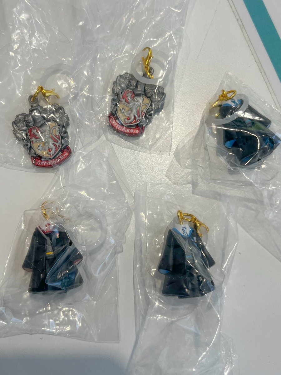 pippibebe's tweet photo. 交換】
ハリーポッター　めじるしチャーム

譲：レイブンクロー(ローブ)x2
        グリフィンドール(エンブレム)x2
        グリフィンドール(ローブ)

求：ハッフルパフ(エンブレム希望)

梅田に���お手渡し
または、郵送でのお取引希望です。
検索からでも気軽にお声掛けください https://t.co/y3iWbXh5aE