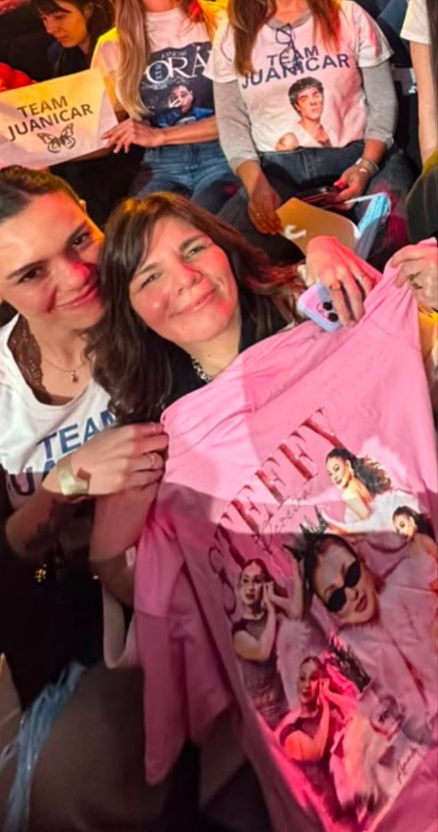_valentinina's tweet photo. y como último acto de amor, la mamá de Juanicar llevaba una polera de Campanita a la tribuna 💖 #GranHermano https://t.co/30FMNKogkv