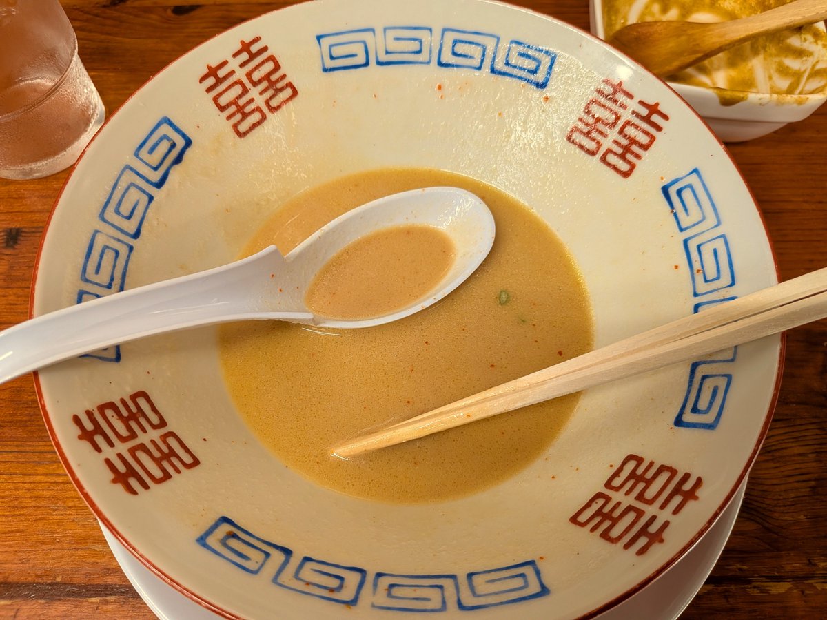 MaS______'s tweet photo. 博多1発目、伝説の「高菜、食べてしまったんですか！！！！？？？？」コピペのお店のラーメンとカレールゥ
クリーミー豚骨ということで今まで食べたことない味だったが途轍も無く美味かった、カレールゥ後入れによるクリーミーなカレーラーメンもバチバチに美味い、ちなみに高菜は2018年時点でもう無い https://t.co/aa2Qks4pNP