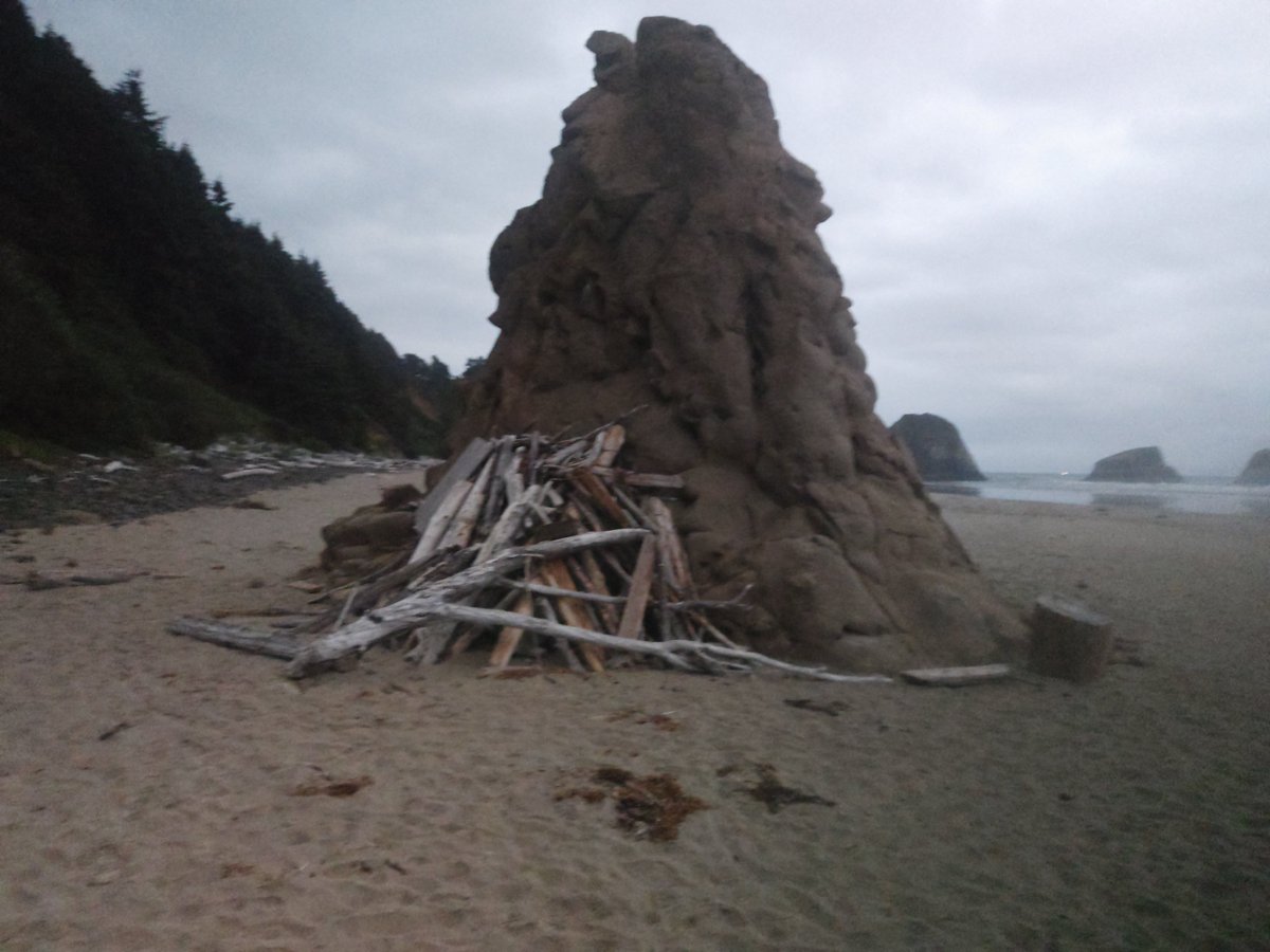 2000wonderer's tweet photo. Been considering to stay in these kind of structures, so finally i did it! But I got light rain in morning so I put my tarp inside.
海岸にはこういう構造物が時々ありまして、泊まりたいとずっと思っていたのですが、ついに決行！でも朝方小雨で、中にタープを張りました。 https://t.co/bpCsi21Y0V