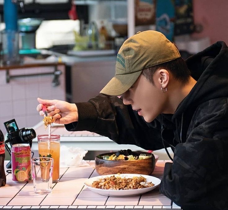 als_yo_'s tweet photo. 성규오빵 점심 맛있게 드세여 https://t.co/hBCvls5jjX
