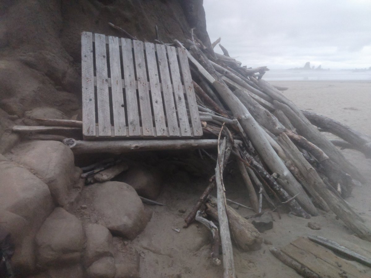 2000wonderer's tweet photo. Been considering to stay in these kind of structures, so finally i did it! But I got light rain in morning so I put my tarp inside.
海岸にはこういう構造物が時々ありまして、泊まりたいとずっと思っていたのですが、ついに決行！でも朝方小雨で、中にタープを張りました。 https://t.co/bpCsi21Y0V