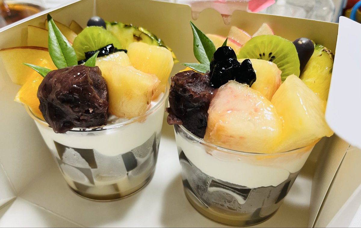 erai_koccha's tweet photo. 実家へのお土産、映えるあんみつパフェ買えた🧁 https://t.co/pIlCRk2dIg