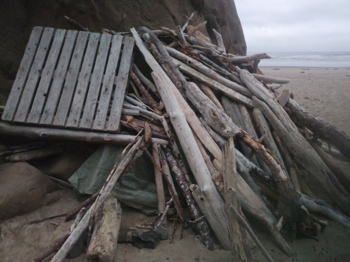 2000wonderer's tweet photo. Been considering to stay in these kind of structures, so finally i did it! But I got light rain in morning so I put my tarp inside.
海岸にはこういう構造物が時々ありまして、泊まりたいとずっと思っていたのですが、ついに決行！でも朝方小雨で、中にタープを張りました。 https://t.co/bpCsi21Y0V