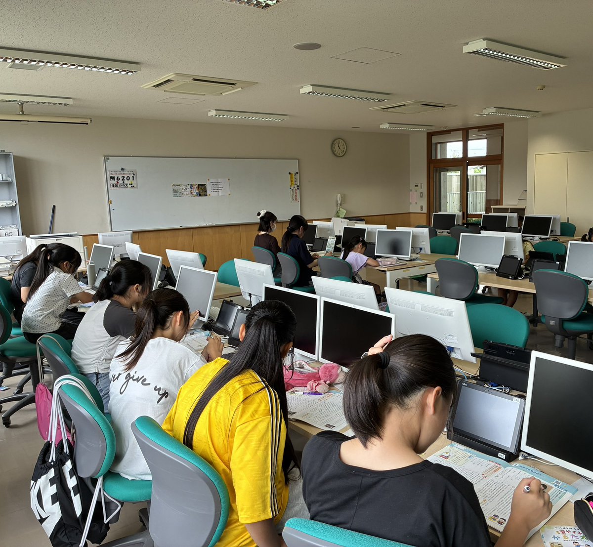 Terry67465749's tweet photo. 夏休み宿題教室
本日から開始。
静かに、みんな、宿題や課題に取り組みました。
大学生のボランティアが2人来ていただきました。PTA会長も励ましの言葉をかけてくださいました。
「明日は友達も誘ってくる」と言う子もいました。
是非、多くの参加をお待ちしてます。 https://t.co/VvcHYCTPRN