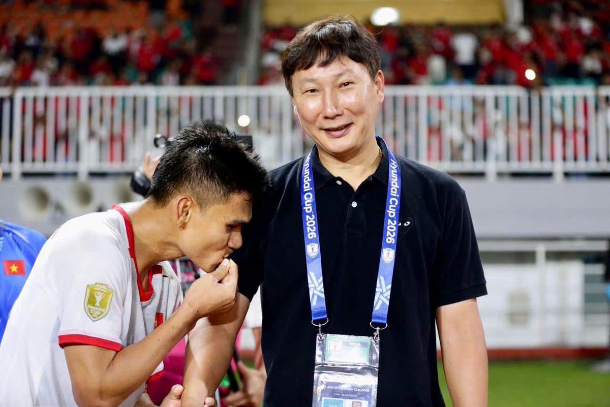 only_fuong98's tweet photo. 3-0 cho Việt Nam - Indo
Ma thuật đen của thầy Kim - " Phù thùy áo Đen " 

Trận trước Singapore thầy mặc áo trắng để cảnh báo ae là thầy theo nhà cái rồi ,mà ae ko để ý cứ all in vào VN https://t.co/nOLiZOC4Om