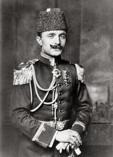 HaberKupur's tweet photo. Murat Bardakçı, Enver Paşa'nın hatıratında geçen üzücü olayı anlatıyor:

•Paşa'nın yazdığı çok enteresan bir şey var. 

•Makedonya tarafında bir yerde, bir Rus konsolos, geçtiği yerlerde Osmanlı askerlerinin kendisine selam vermesini istiyor. 

•Bir asker "Moskofa selam vermem" diyor.

•Herif kırbacıyla çocuğun suratına vuruyor, suratı parçalanıyor. 

•Çocuk da çekiyor silahı, konsolosu vuruyor. 

•Adam ölüyor orada. Kıyamet kopuyor, Divan-ı Harp toplanıyor. 

•Hem o nöbetçi askeri hem de bir arkadaşını idama mahkum ediyorlar. 

•Arkadaşının idama mahkum olmasının sebebi de mani olmaması.

•Enver Paşa'ya, idam mangasını kumanda görevi verilir. 

•Bir yolunu bulur görevi almaz. 

•Fakat seyretmeye gider. 

•Enver Paşa'nın dediği şudur aynen: "Ağlayarak seyrettim, kahroldum ve bunun tek bir müsebbibi vardır o da Abdülhamid'dir."