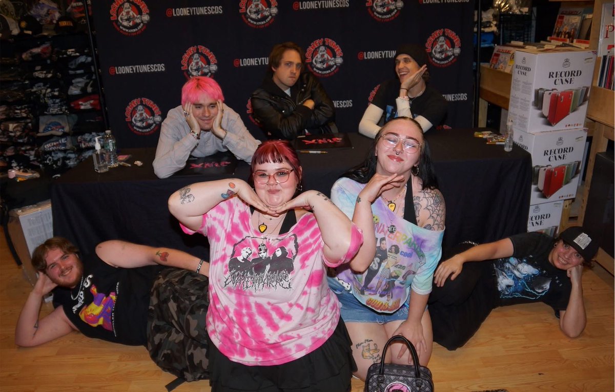 highdef3000's tweet photo. WATERPARKS X UBUR 😝💗 @waterparks https://t.co/K8Dmaduvlz