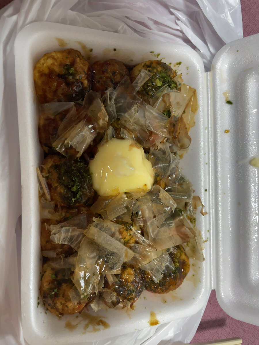 kctate1's tweet photo. 食後のデザートに「赤瓦五号館 久楽」で梨飴を購入。一般的なリンゴ飴より水々しくて爽やかな味わいでウマイ。関金に行く途中で見かけた「たこ焼きふく笑い」でたこ焼き購入。小ぶりのたこ焼きウマイ。作り置きされていないようなので、電話注文しておいた方が良いかも。
#倉吉グルメ https://t.co/GtrFZbei3k
