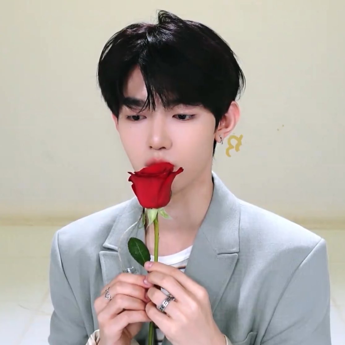haoo0_'s tweet photo. 장하ꔌ와 꽃의 조합은 언제나 좋음｡:°ஐ*｡
남친력 20000725% 높아짐 .. https://t.co/pfiEPiag4b