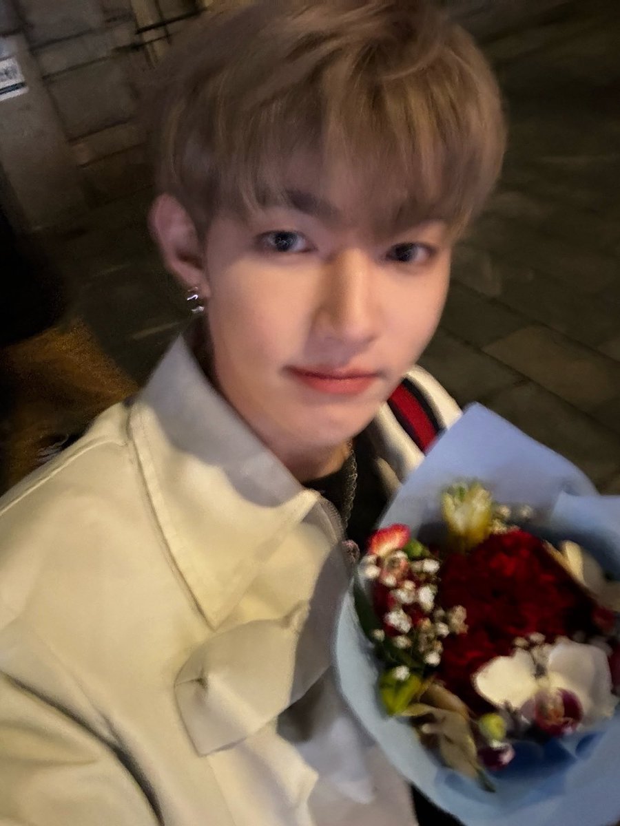 haoo0_'s tweet photo. 장하ꔌ와 꽃의 조합은 언제나 좋음｡:°ஐ*｡
남친력 20000725% 높아짐 .. https://t.co/pfiEPiag4b