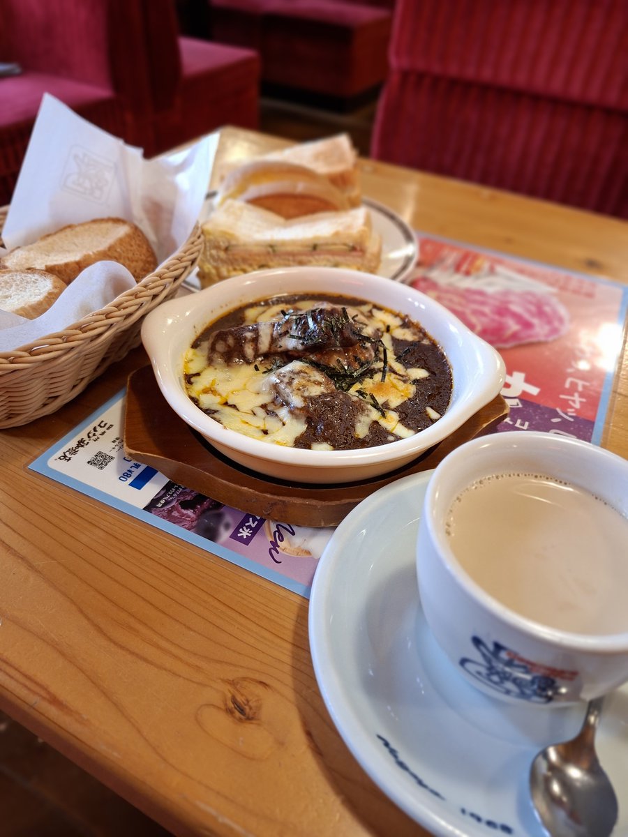 zoukikou's tweet photo. お天気が大変よろしいので、昼食にコメダでビーフシチューとサンドイッチをご注文したらビーフシチューにパンが付いてきてパンだらけになりました。 https://t.co/j4p32BEd7E